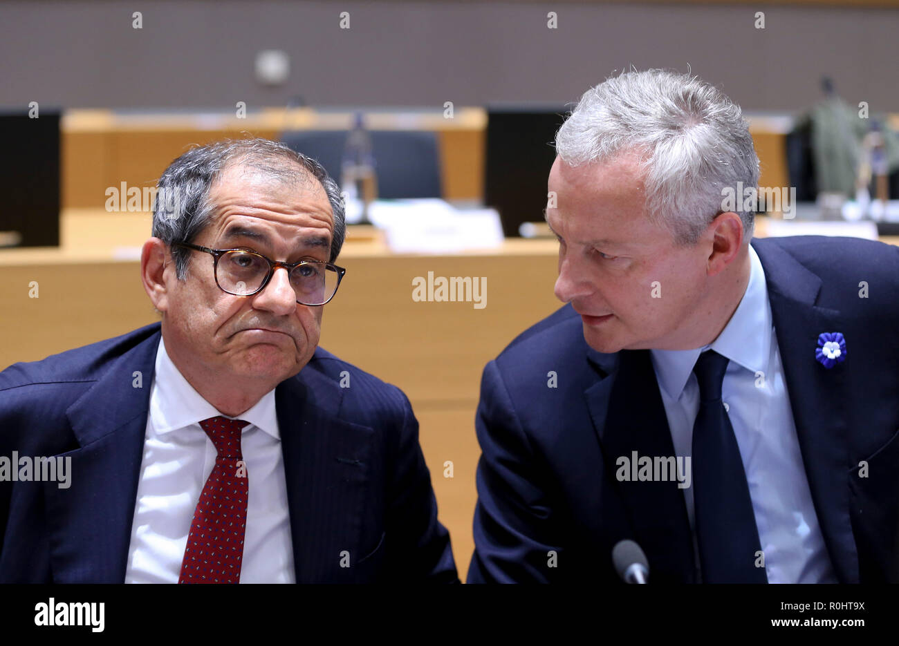 Bruxelles, Belgique. 5Th Nov, 2018. Le ministre des Finances italien Giovanni Tria (L) et ministre des Finances français, Bruno Le Maire (R) parler au cours d'une réunion des ministres des finances de la zone euro à Bruxelles, Belgique, le 5 novembre 2018. Credit : Ye Pingfan/Xinhua/Alamy Live News Banque D'Images