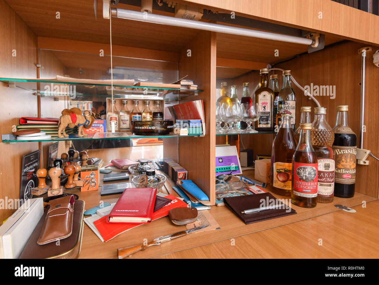 Vogelsdorf, Allemagne. 05Th Nov, 2018. Voir dans un placard d'un mur d'extension en RDA Bungalow Type B34 du collectionneur Peter Lieb. Dans la petite maison du collectionneur il me semble que le temps s'est arrêté au milieu de la RDA. Meubles, outillage, décoration, même wallpaper - tous les vestiges de la RDA. Crédit : Patrick Pleul/dpa-Zentralbild/ZB/dpa/Alamy Live News Banque D'Images