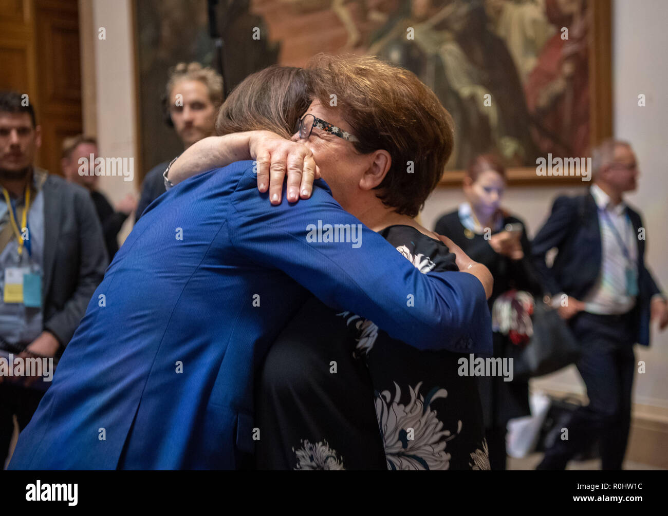 05 novembre 2018, la Bavière, München : Barbara Stamm (r, CSU), ancien président du parlement d'Etat, félicite Ilse Aigner (CSU) après la session constitutive de la 18e législature de l'État de Bavière pour son élection en tant que président de l'état le parlement. Photo : Lino Mirgeler/dpa Banque D'Images