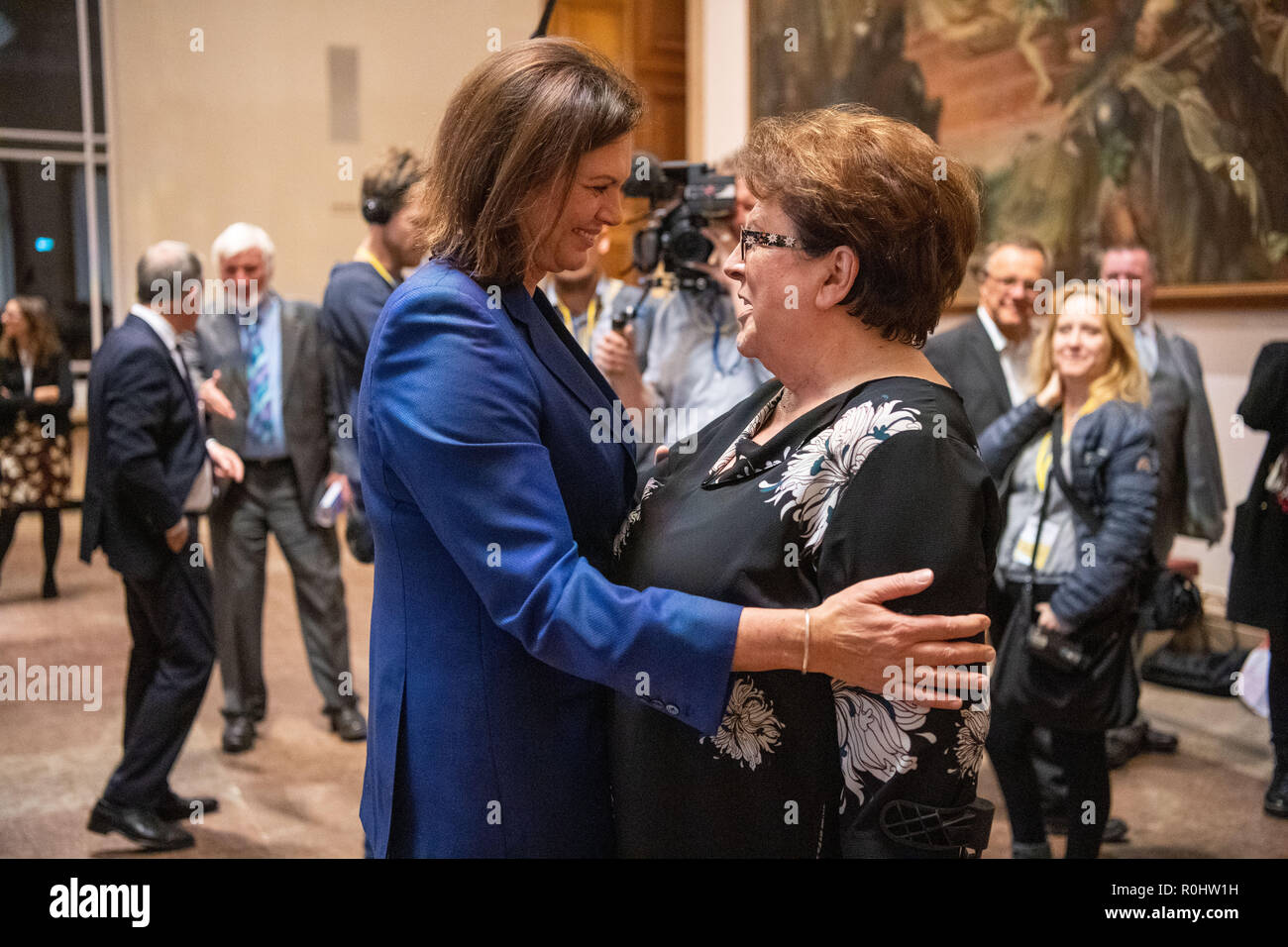 05 novembre 2018, la Bavière, München : Barbara Stamm (r, CSU), ancien président du parlement d'Etat, félicite Ilse Aigner (CSU) après la session constitutive de la 18e législature de l'État de Bavière pour son élection en tant que président de l'état le parlement. Photo : Lino Mirgeler/dpa Banque D'Images