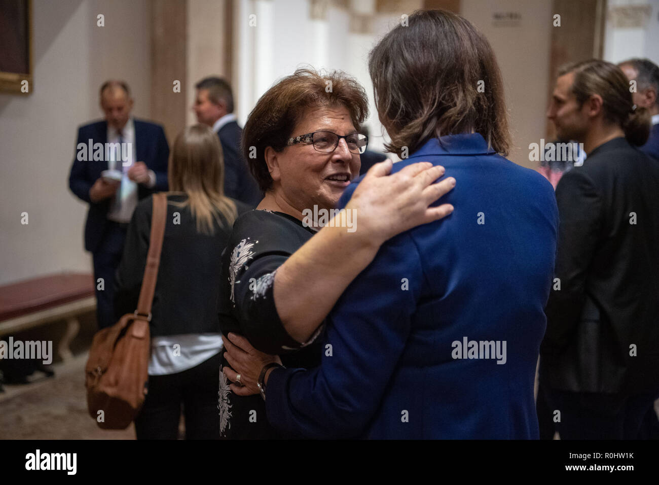 05 novembre 2018, la Bavière, München : Barbara Stamm (l, CSU), ancien président du parlement d'Etat, félicite Ilse Aigner (CSU) après la session constitutive de la 18e législature de l'État de Bavière pour son élection en tant que président de l'état le parlement. Photo : Lino Mirgeler/dpa Banque D'Images