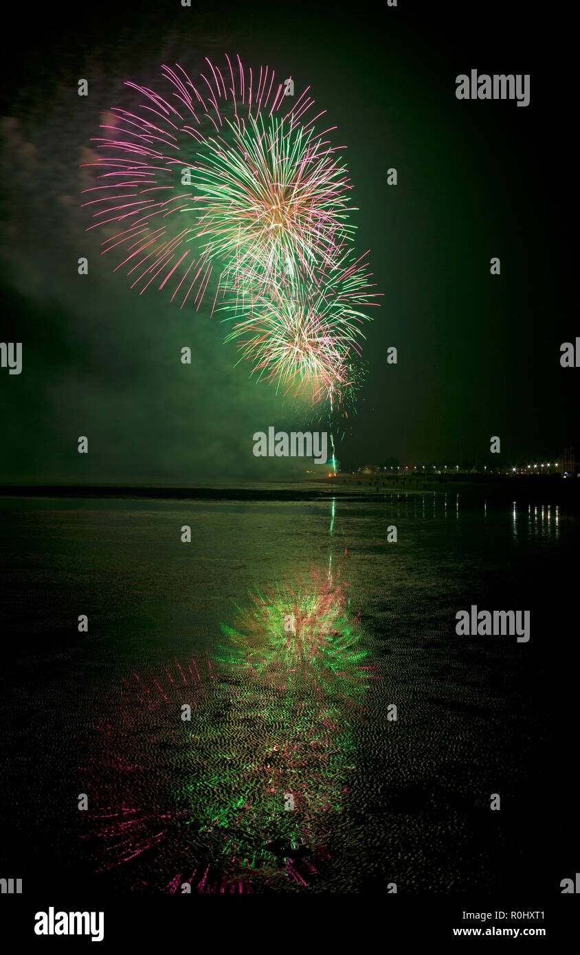 Musselburgh, Écosse, Royaume-Uni, le 5 novembre 2018. Guy Fawkes artifice reflété dans le sable humide. 9 degrés exceptionnellement doux pour la ville d'East Lothian est libre d'artifice annuel qui a réuni encore plus de personnes en raison de la fermeture d'Édimbourg le stade de Meadowbank. Banque D'Images