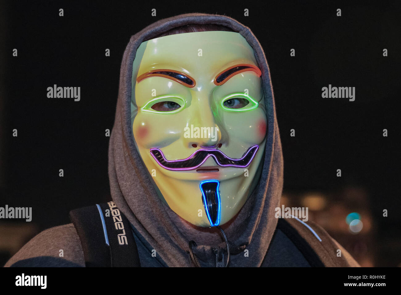 Westsminster, London, UK, 5e Nov 2018. Les manifestants, dont plusieurs avec leur 'V' Vendetta ou les masques de Guy Fawkes, rassembler à Trafalgar Square et plus tard mars à Downing Street et à Westminster. Les millions de masques Mars est associé au groupe hacktiviste Anonymous et organisée chaque année le jour de Guy Fawkes. Les activistes ont pour but de parvenir à un changement sur des causes politiques et sociales. Credit : Imageplotter News et Sports/Alamy Live News Banque D'Images