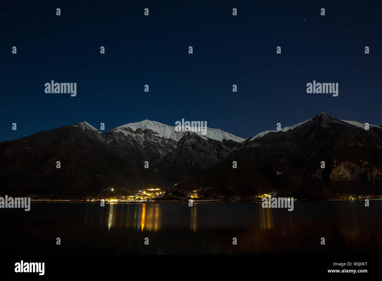 Lago di Ledro dans les Dolomites en Italie pendant la nuit. Banque D'Images