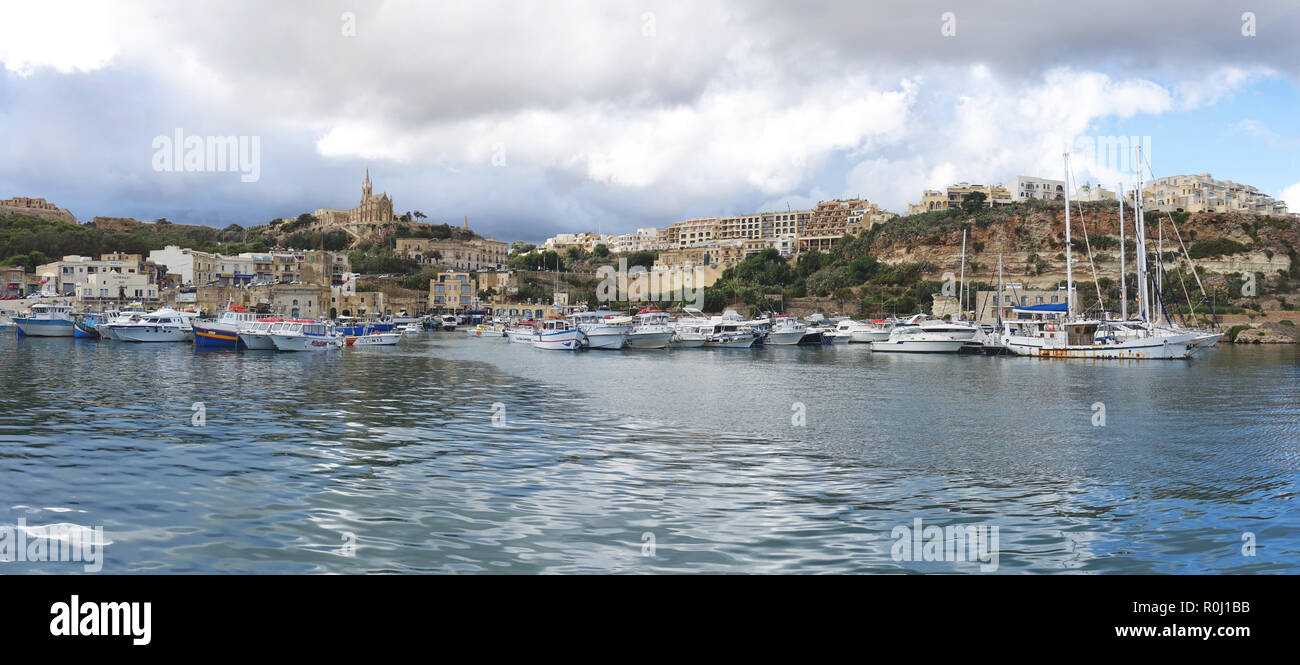 Menaces sur le port de Mgarr, Gozo, port d'entrée pour le ferry Malte - panorama Banque D'Images