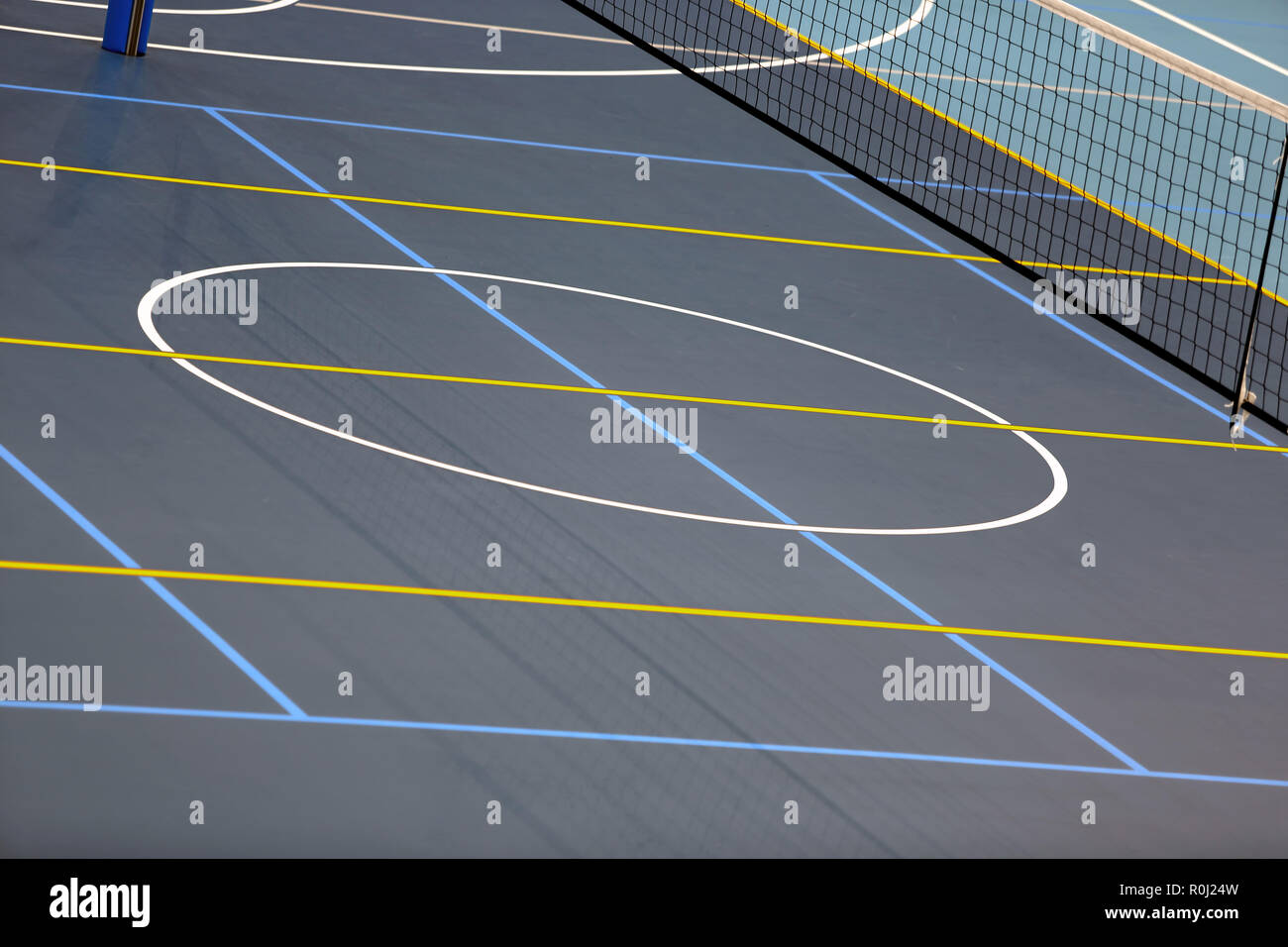 Volley-ball dans la salle de sport Banque D'Images