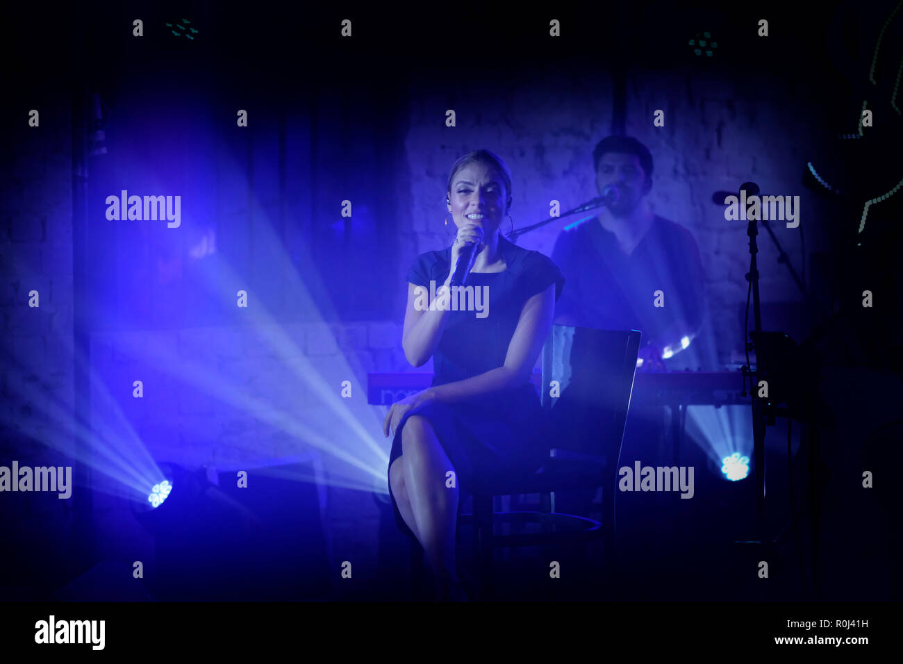 Shiri Maimon chanteuse pop israélienne au cours de l'exécution de Yves Saint Laurent Beauté Club SalameTLV parti dans l'espace d'événements dans le sud de Tel Aviv, Israël. L'événement a été rempli de fêtards, y compris des célébrités, trendsetters et mondaines, pour une nuit de boissons et des canapés, comme ils ont étudié le changement d'esthétique, et Instagram photo stations. Banque D'Images