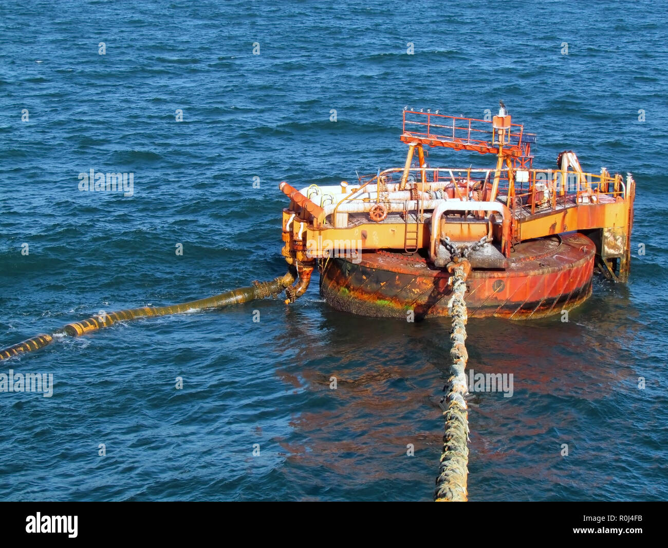 Chargement de pétrole offshore seule bouée amarre en pétrolier. Single Buoy Mooring sert de point d'amarrage pour les navires-citernes de gaz et le chargement et le déchargement Banque D'Images