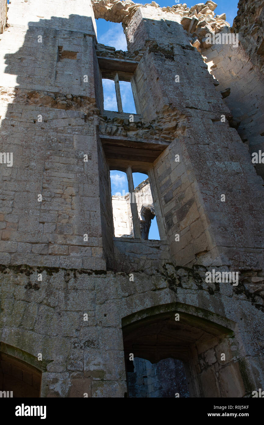 Vue intérieure des murs en ruine à Old Wardour Castle, près de Meyssac, Salisbury, Wiltshire, Royaume-Uni. Banque D'Images