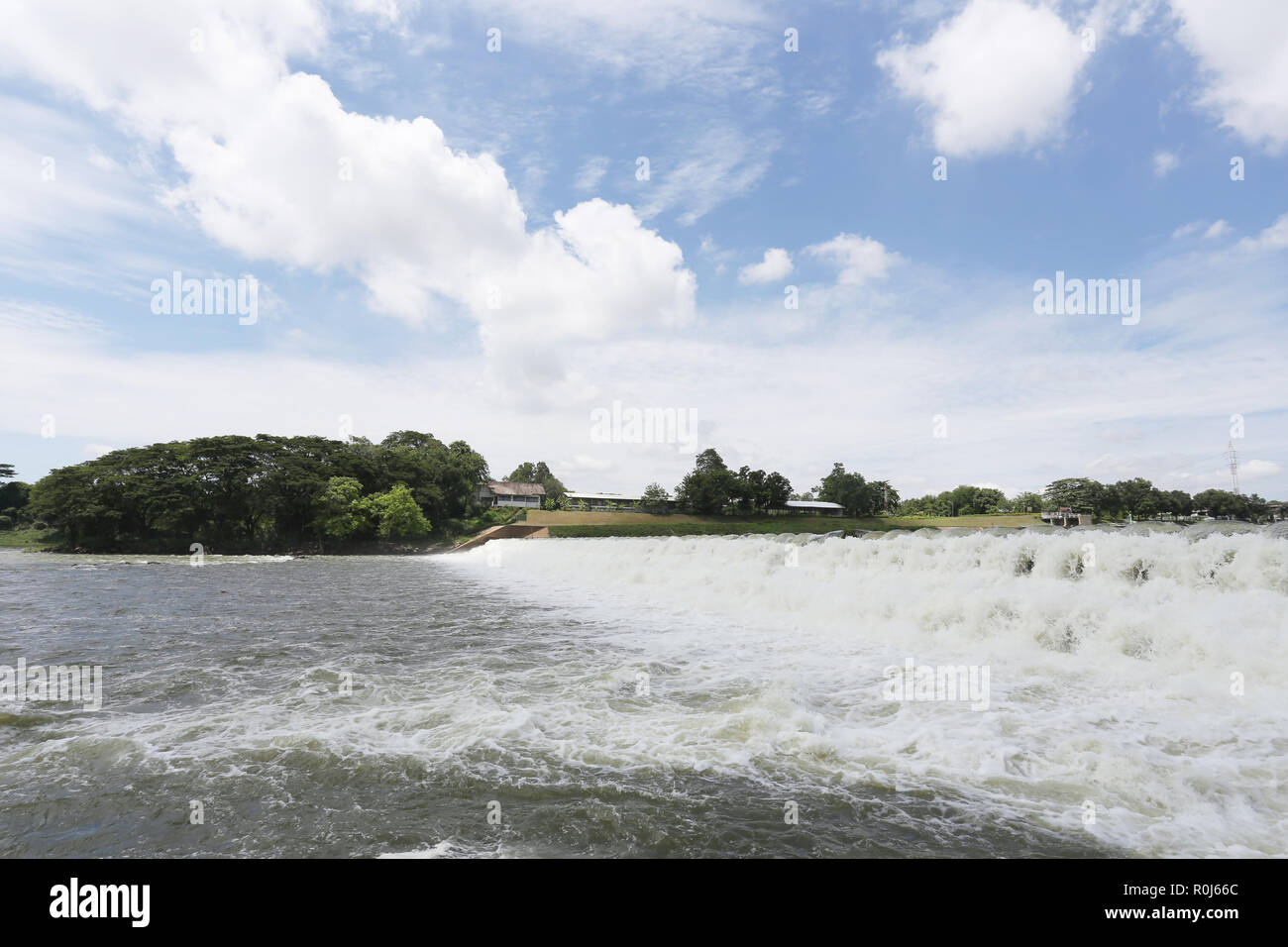 Digue de débordement de l'eau dans la journée,Nong Wai en barrage Nam Phong District de la province de Khon Kaen, Thaïlande. Banque D'Images