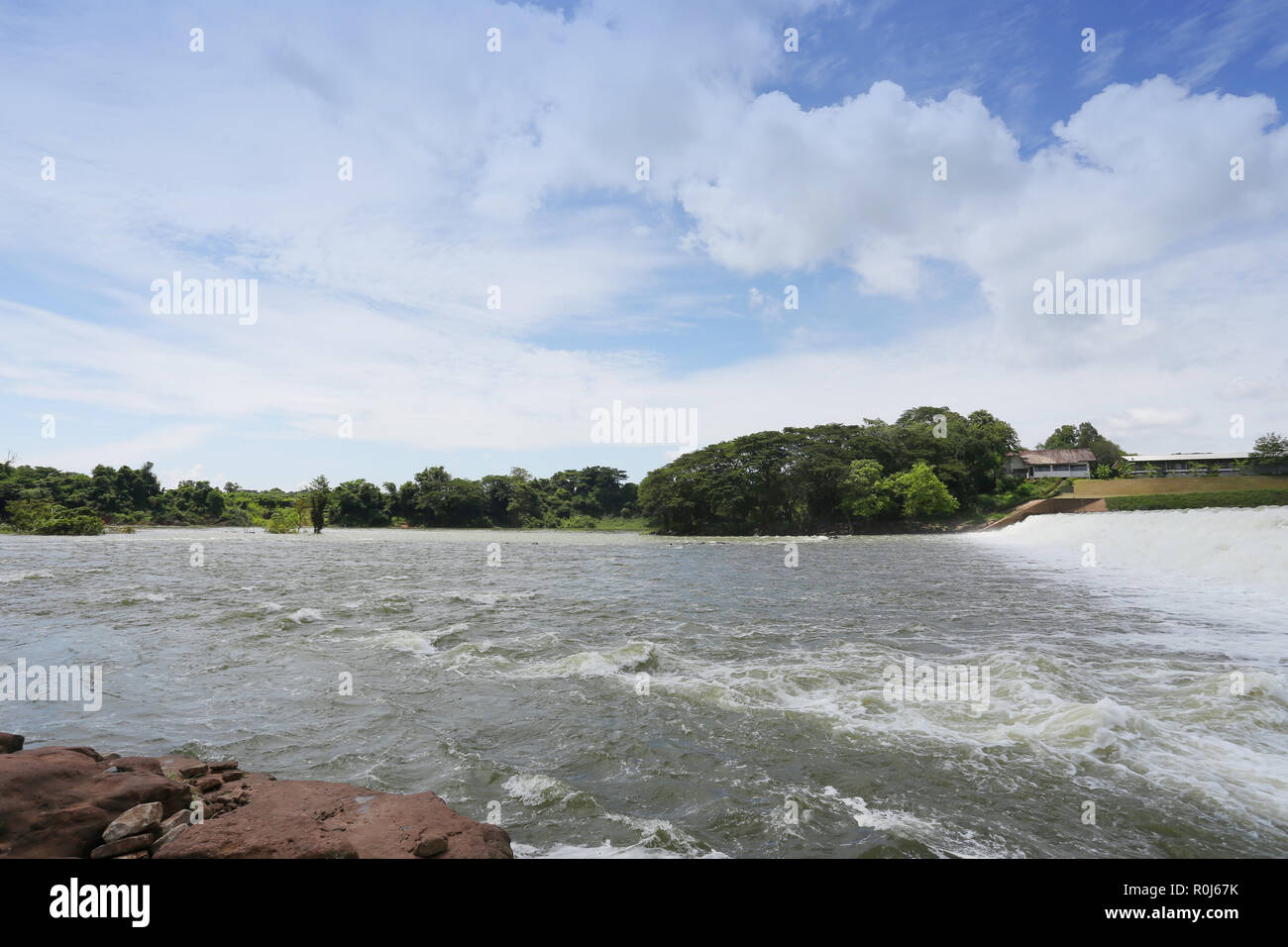 Digue de débordement de l'eau dans la journée,Nong Wai en barrage Nam Phong District de la province de Khon Kaen, Thaïlande. Banque D'Images