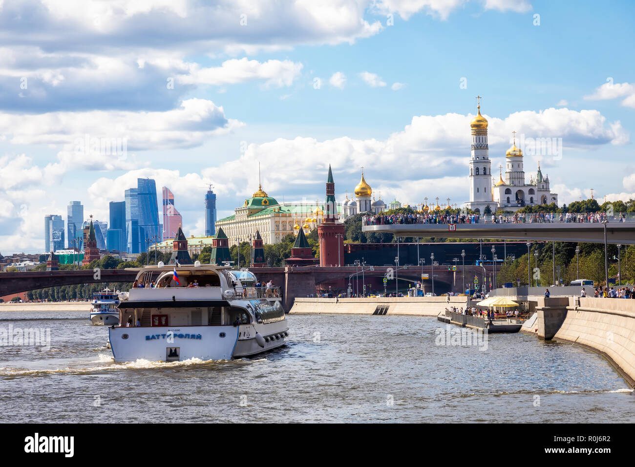 Moscou, Russie - le 13 août 2018 : bateaux de touristes flottant sur un fond de bâtiments dans le centre historique de Moscou Banque D'Images