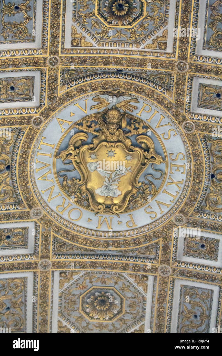 Plafond de l'église en basilique Saint Pierre du Vatican Banque D'Images