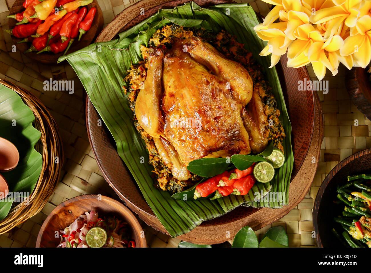 Ayam Betutu. Poulet rôti épicé balinais avec les feuilles de manioc  sutffing Photo Stock - Alamy