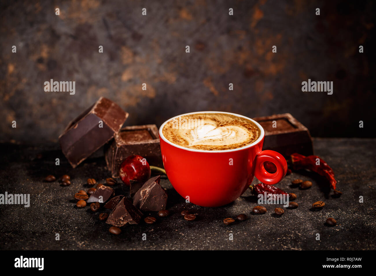 Café à saveur de chocolat et de piment sur fond noir vintage Banque D'Images