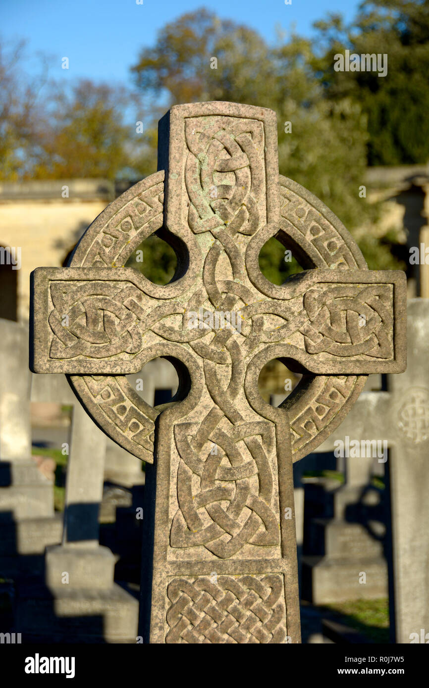 Croix celtique pierre tombale dans le cimetière de Brompton (Kensington and Chelsea) Londres, Angleterre, Royaume-Uni. Banque D'Images