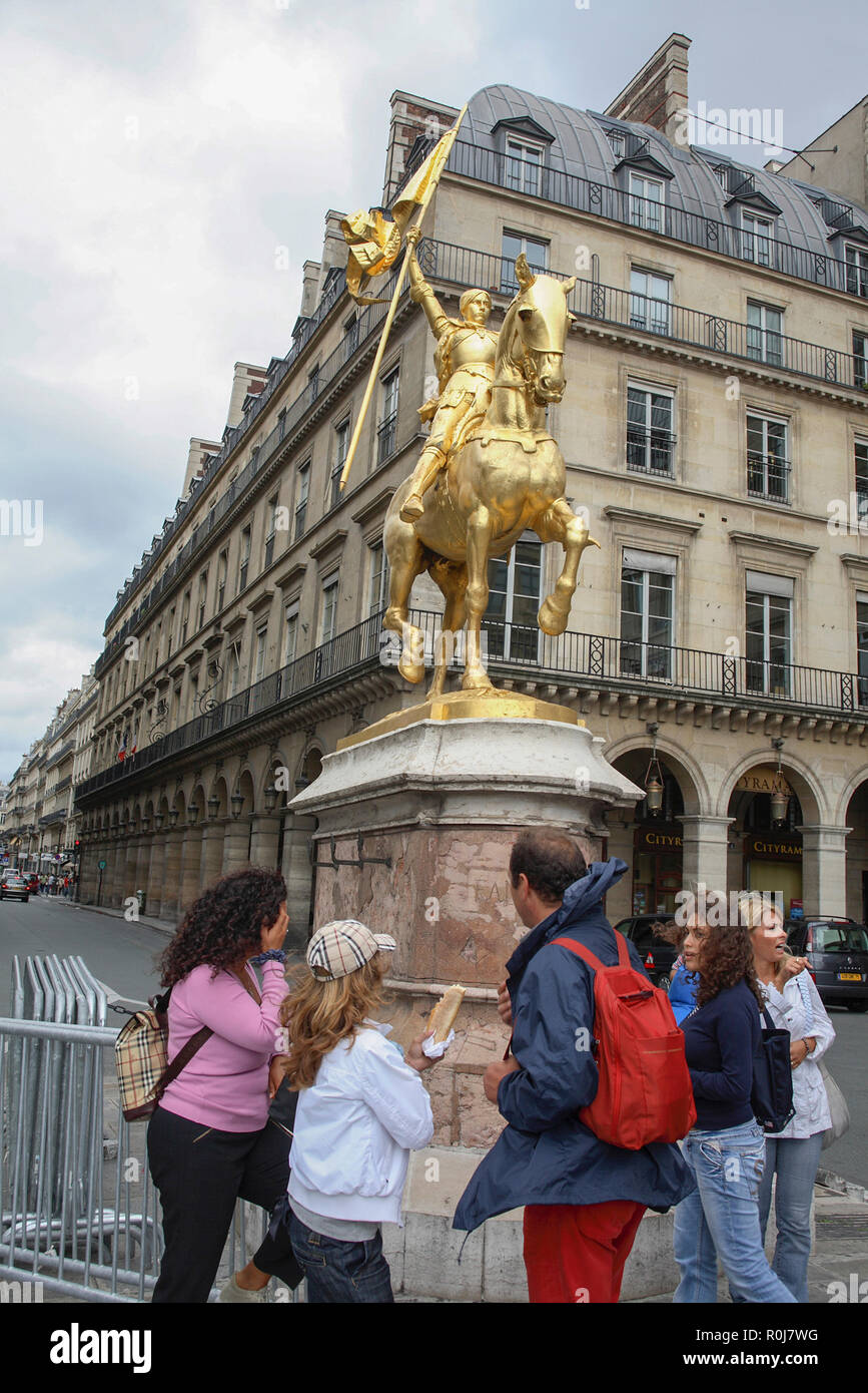 Joan Arc statue à Paris France plaqué or sur son cheval sur lasserre Banque D'Images