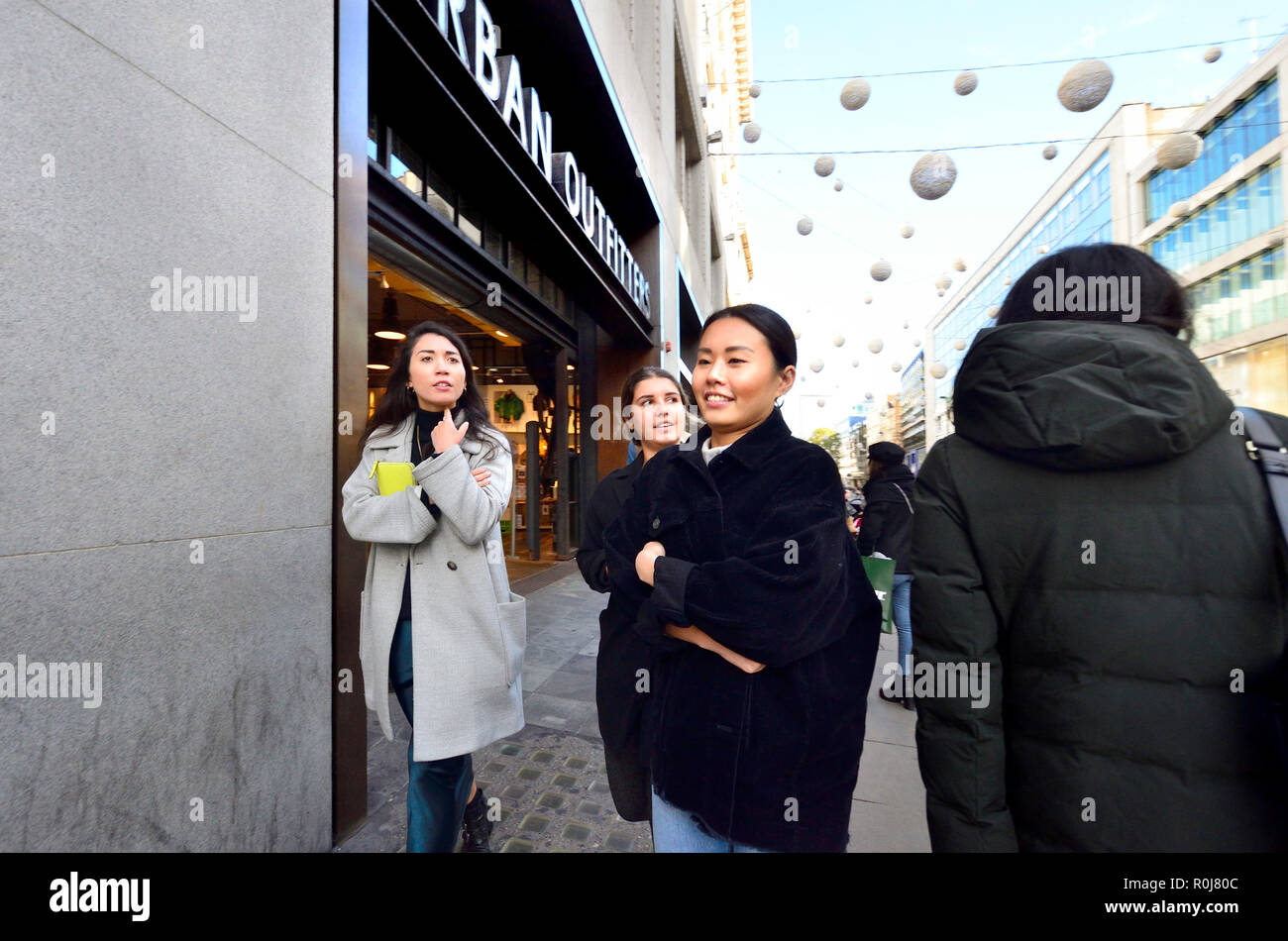 Asian women shopping dans Oxford Street avant Noël, Londres, Angleterre, Royaume-Uni. Banque D'Images