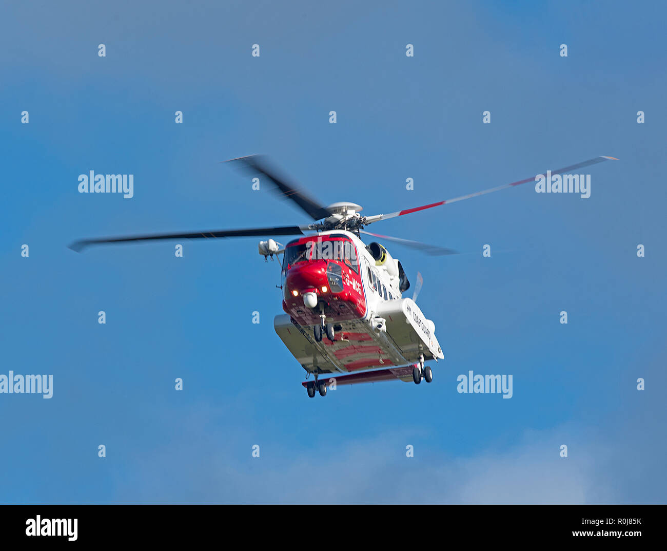 Inverness fondée Sikorsky S-92 HM hélicoptère des garde-côtes G MCGI partant à l'Orkney Isles sur une mission hors de LLC. Banque D'Images
