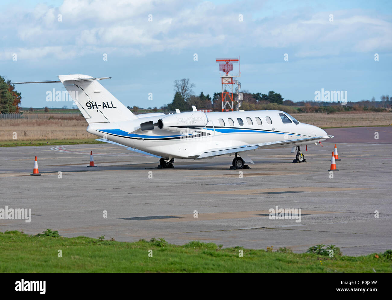 Enregistrée à Malte un Cessna Citation 525 garé après son arrivée à l'aéroport de Inverness Dalcross Ecosse.UK. Banque D'Images