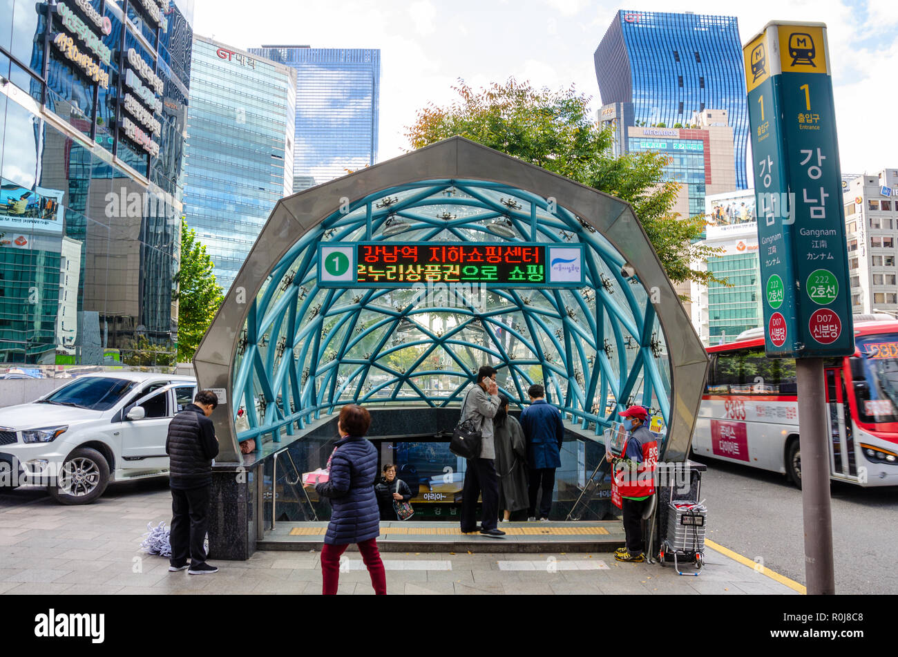 Une entrée dans la station de métro de Séoul à Gangnam. Le quartier est