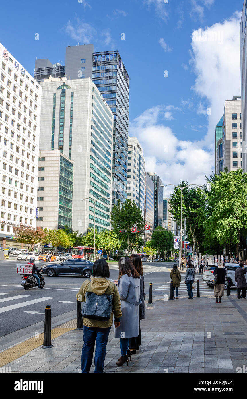 Grands bâtiments contre un ciel bleu avec des nuages dans ce paysage urbain vew du district de Gangnam de Séoul en Corée du Sud. Banque D'Images