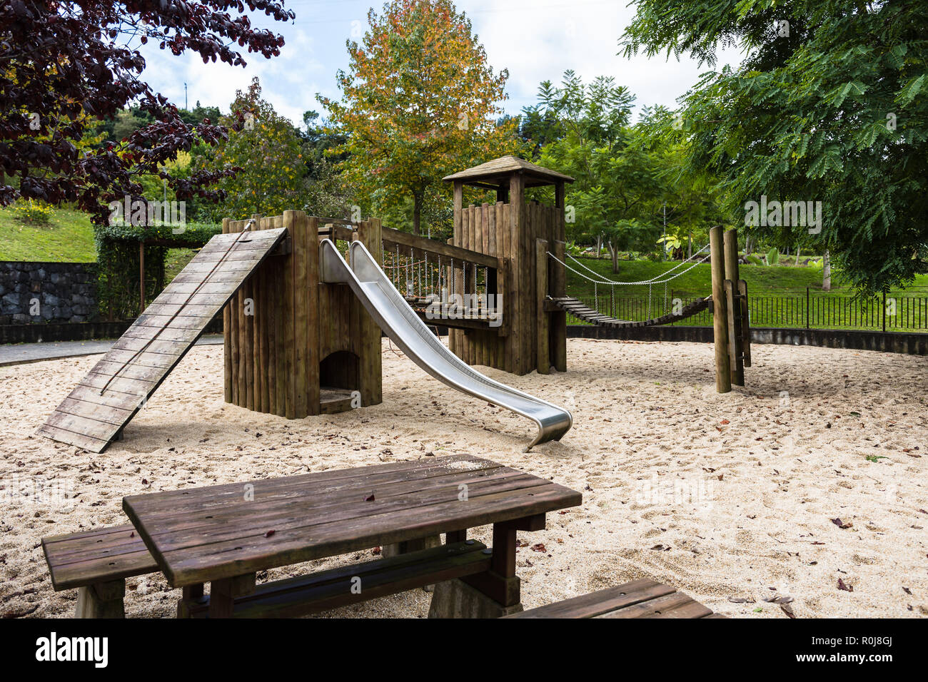 Château en bois public aire de jeux pour les enfants Photo Stock - Alamy