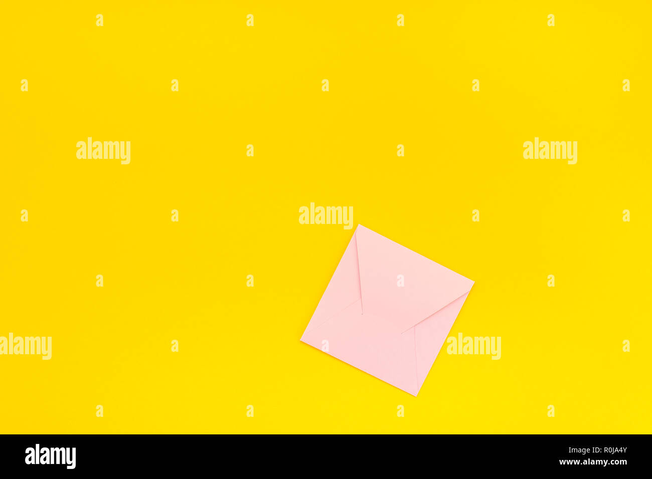 Petit Amour rose millénaire lettre avec copie espace sur fond jaune dans creative style minimaliste. Pour la Saint Valentin modèle Concept maison de vacances féminin Banque D'Images