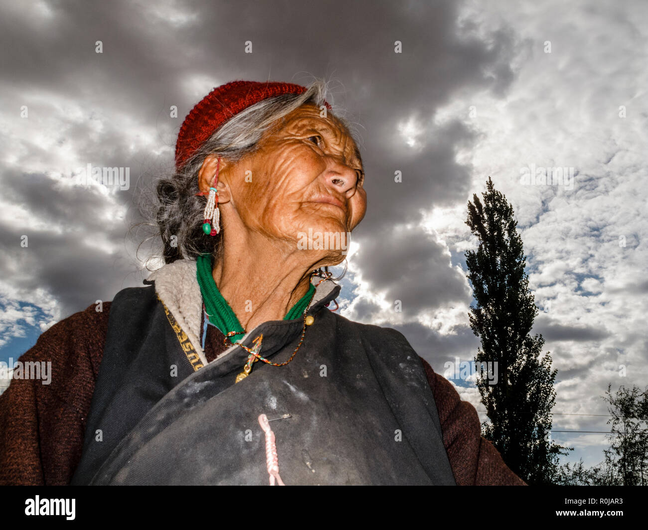 Dame ladakhis, à la tristesse, ce que le nouveau jour apportera Banque D'Images