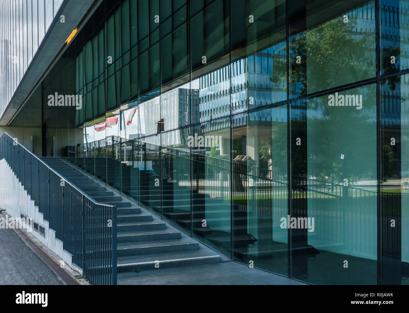 Les lignes géométriques de l'architecture moderne. Reflet de nuages dans les fenêtres de verre et pelouse verte en face de bâtiments. L'Université technique d'Eindhoven, Banque D'Images