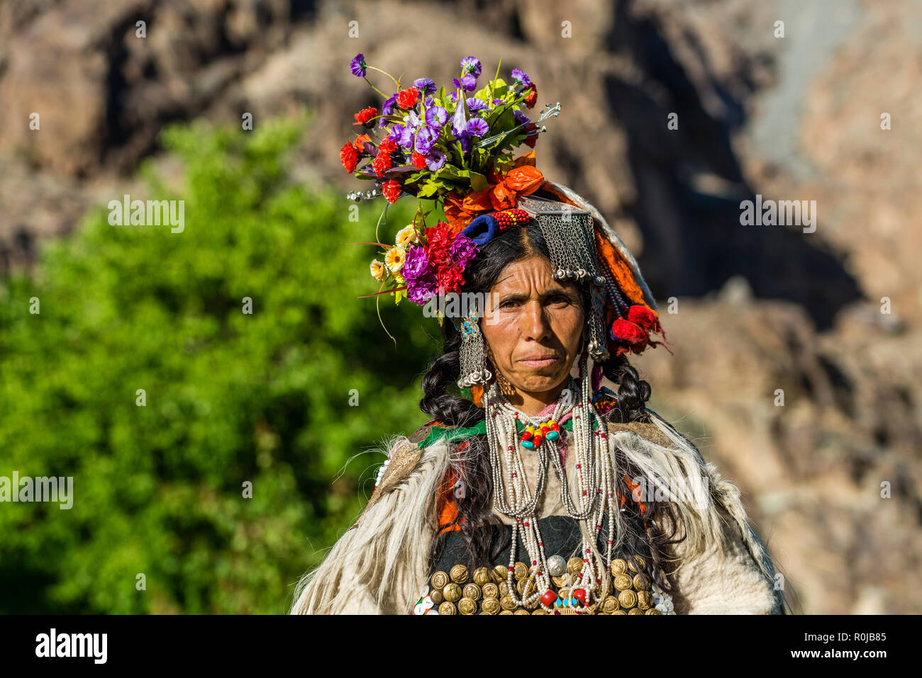 Une femme de la tribu brokpa, un arien race, qui ont migré vers l'Inde à partir de la Perse, est vêtue de son costume traditionnel. La principale caractéristique est une fleur arrangem Banque D'Images