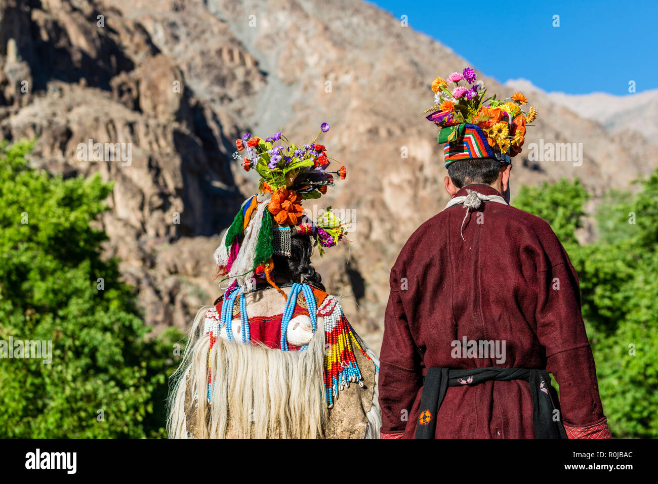 Un couple de la tribu brokpa, un arien race, qui ont migré vers l'Inde à partir de la Perse, sont vêtus de leurs vêtements traditionnels. La principale caractéristique est une fleur ar Banque D'Images