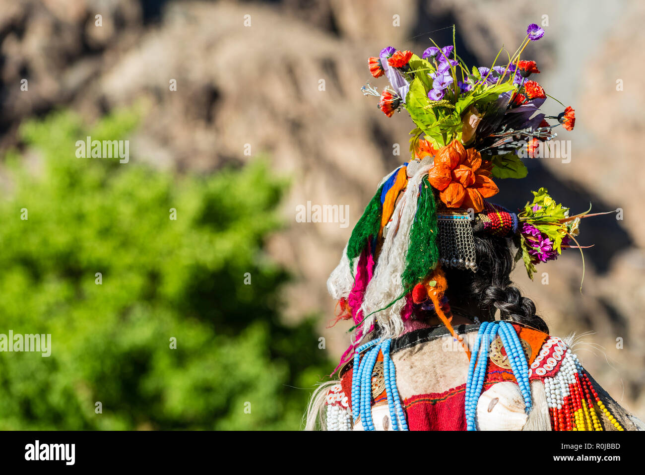 Une femme de la tribu brokpa, un arien race, qui ont migré vers l'Inde à partir de la Perse, est vêtue de son costume traditionnel. La principale caractéristique est une fleur arrangem Banque D'Images