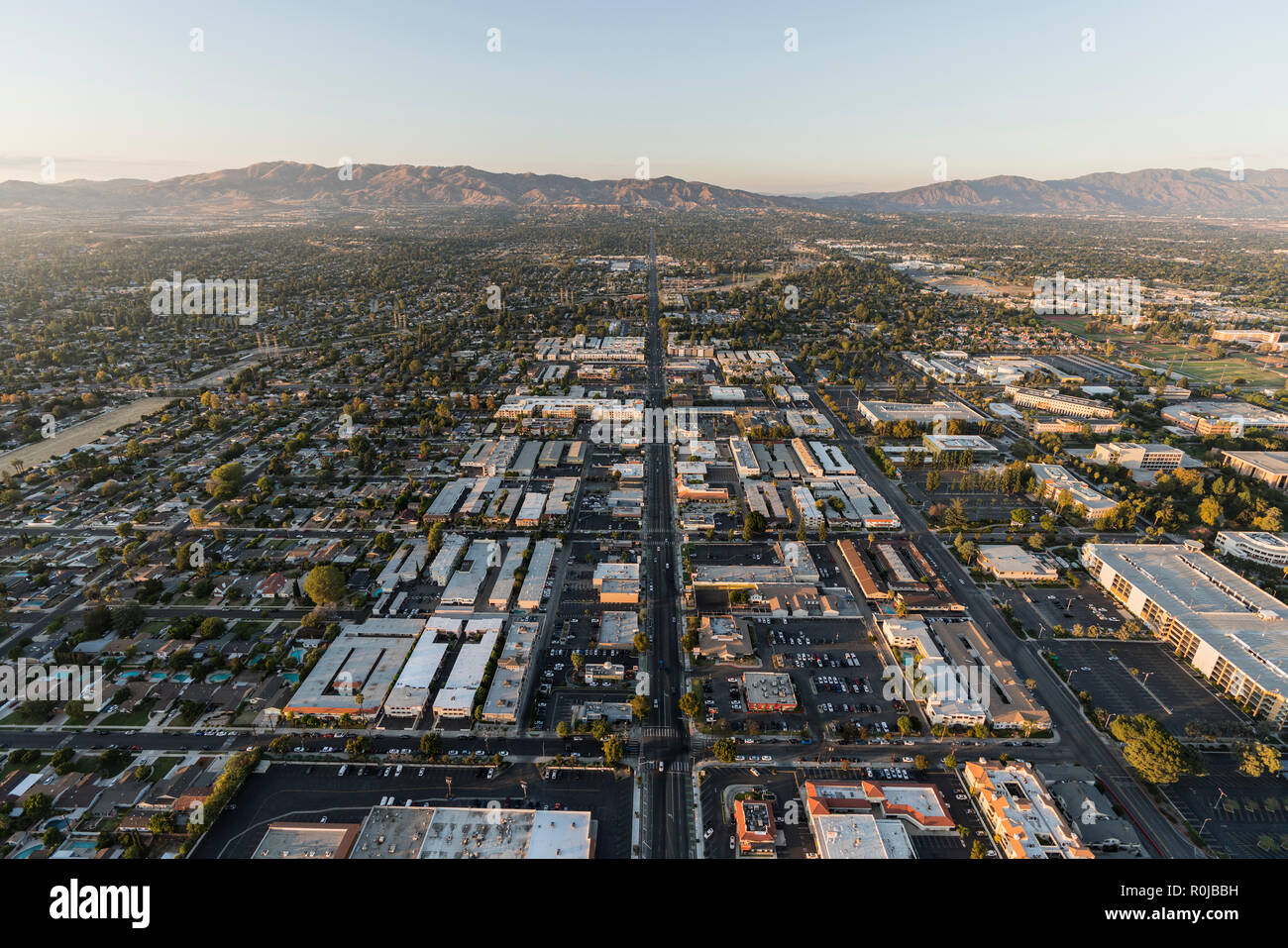 Los Angeles, Californie, USA - 21 octobre 2018 : Vue aérienne de Reseda Blvd et de Northridge dans la vallée de San Fernando de Los Angeles, Californie Banque D'Images