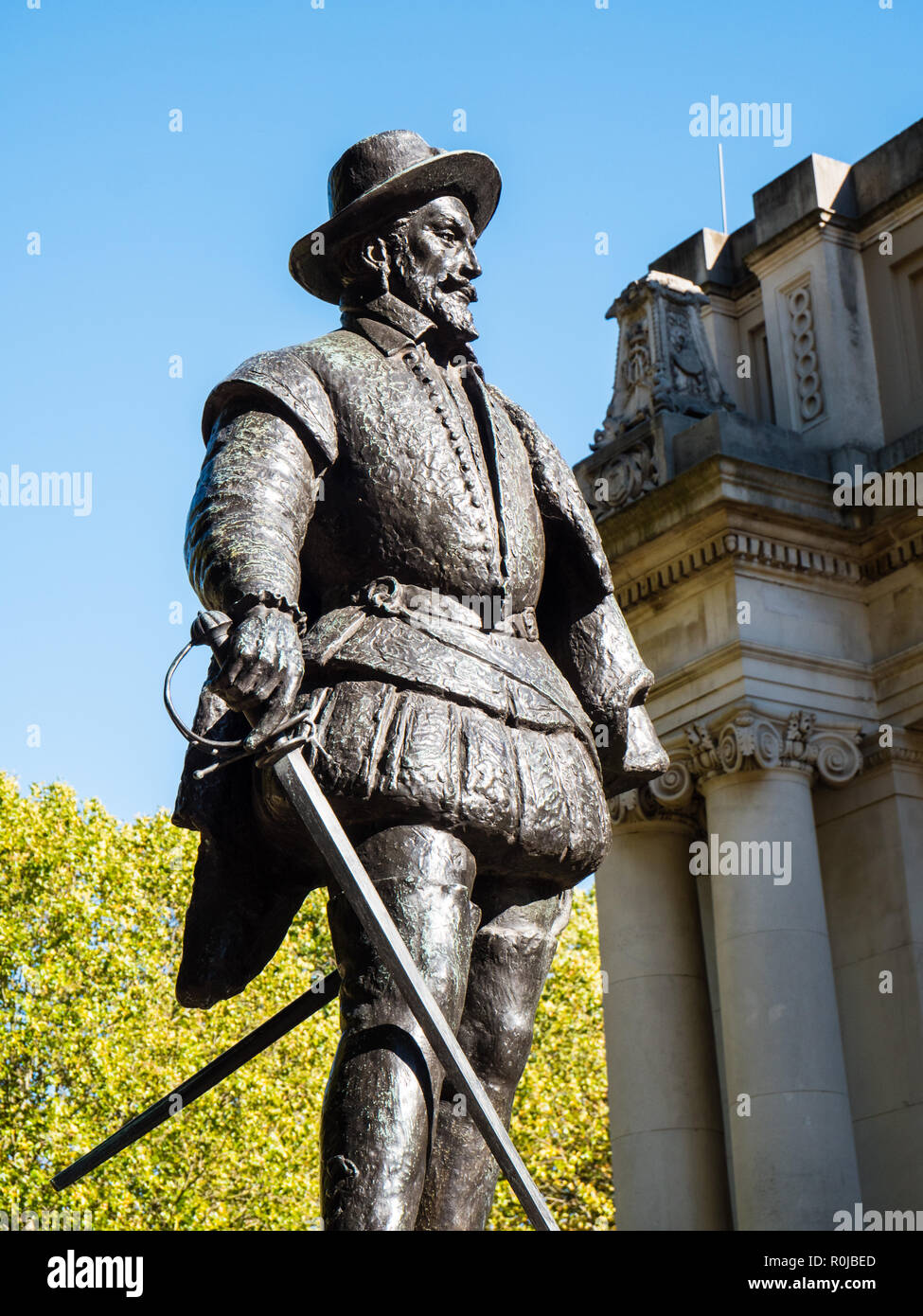 Statue de Sir Walter Raleigh, Old Royal Naval College Centre Architectural, Greenwich, London, England, UK, FR. Banque D'Images