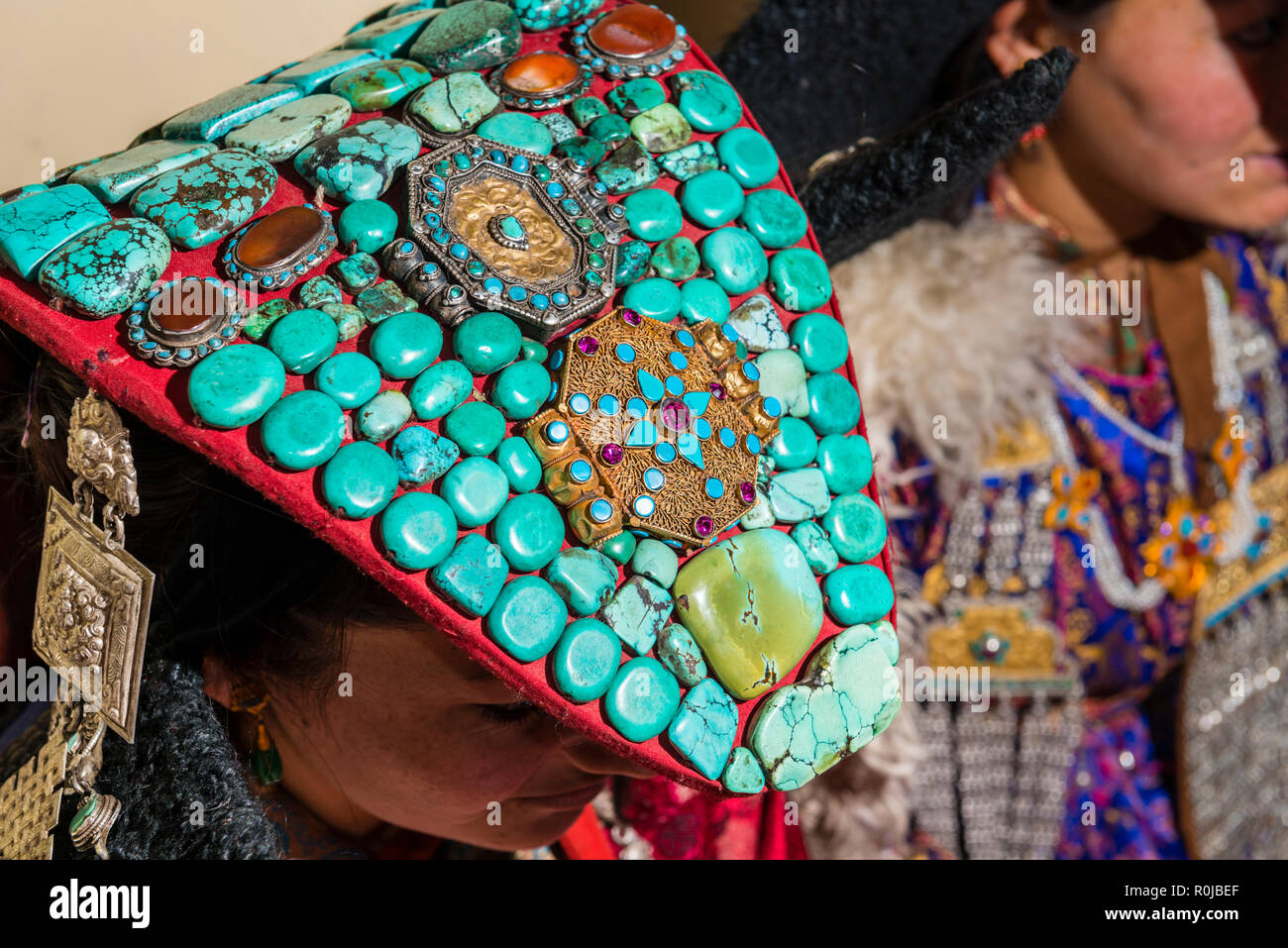 Le Perak, docorated turquoise avec des pierres et des bijoux en argent, fait partie de l'habit traditionnel des femmes ladakhis. Banque D'Images