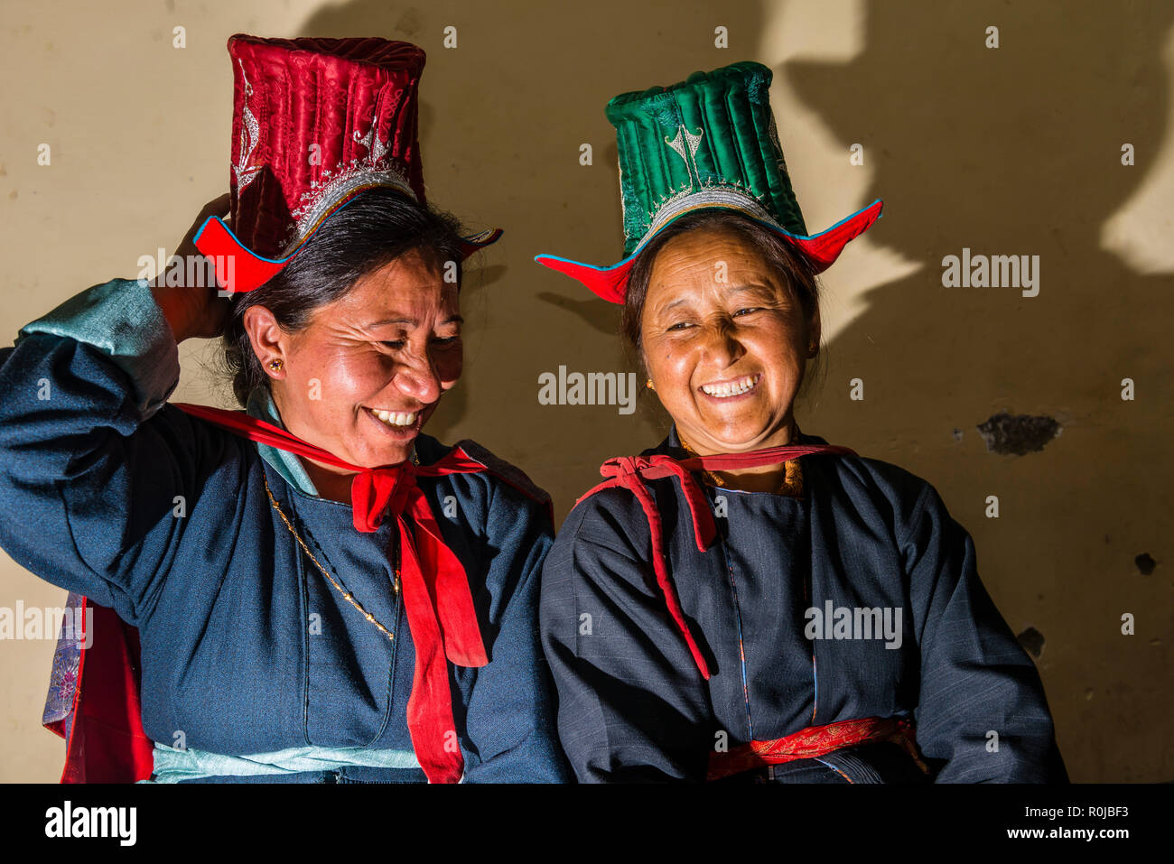 Deux femmes ladakhis, smiling, font preuve de leurs vêtements traditionnels. Banque D'Images