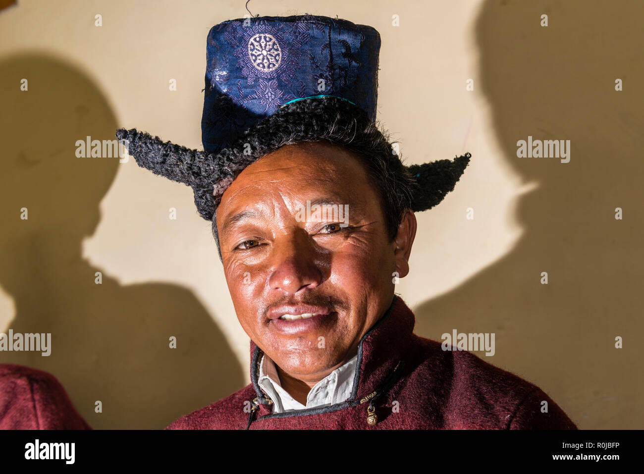 Un portrait d'un homme, affichant son ladakhis robe traditionnelle. Banque D'Images