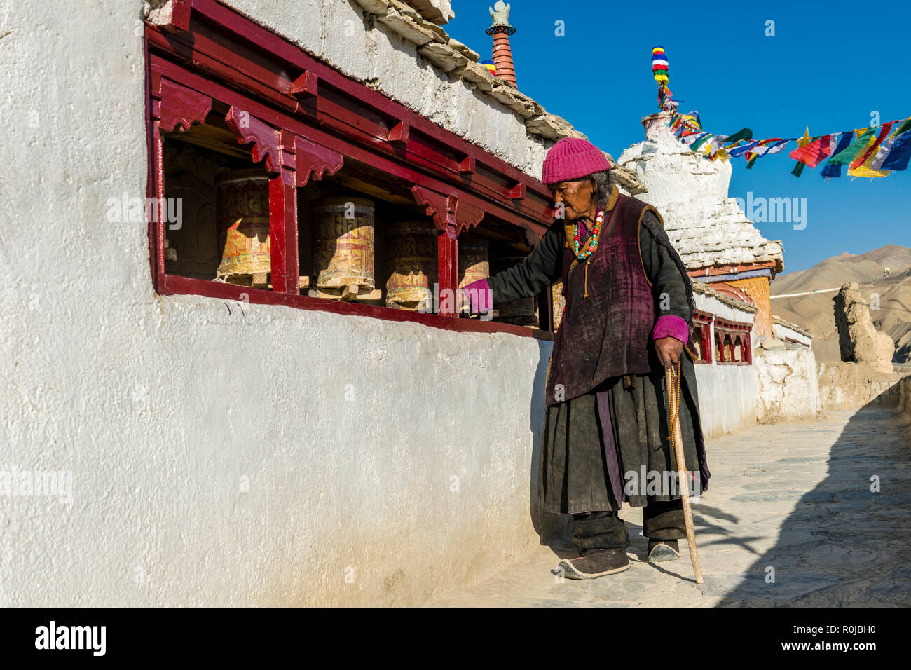 Une vieille femme marche ladakhis autour de Lamayuru Gompa, le plus ancien et le plus grand monastère existant au Ladakh, en tournant les roues de prière pour religeous raison Banque D'Images