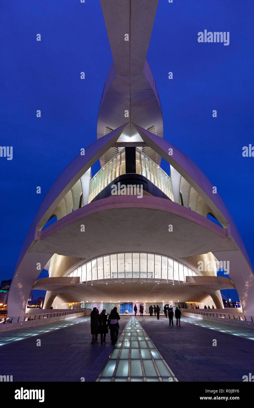 Les personnes qui entrent dans le Palau de les Arts Reina Sofia, au crépuscule, l'opera house et centre culturel à Valence, en Espagne, par l'architecte Santiago Calatrava, Banque D'Images