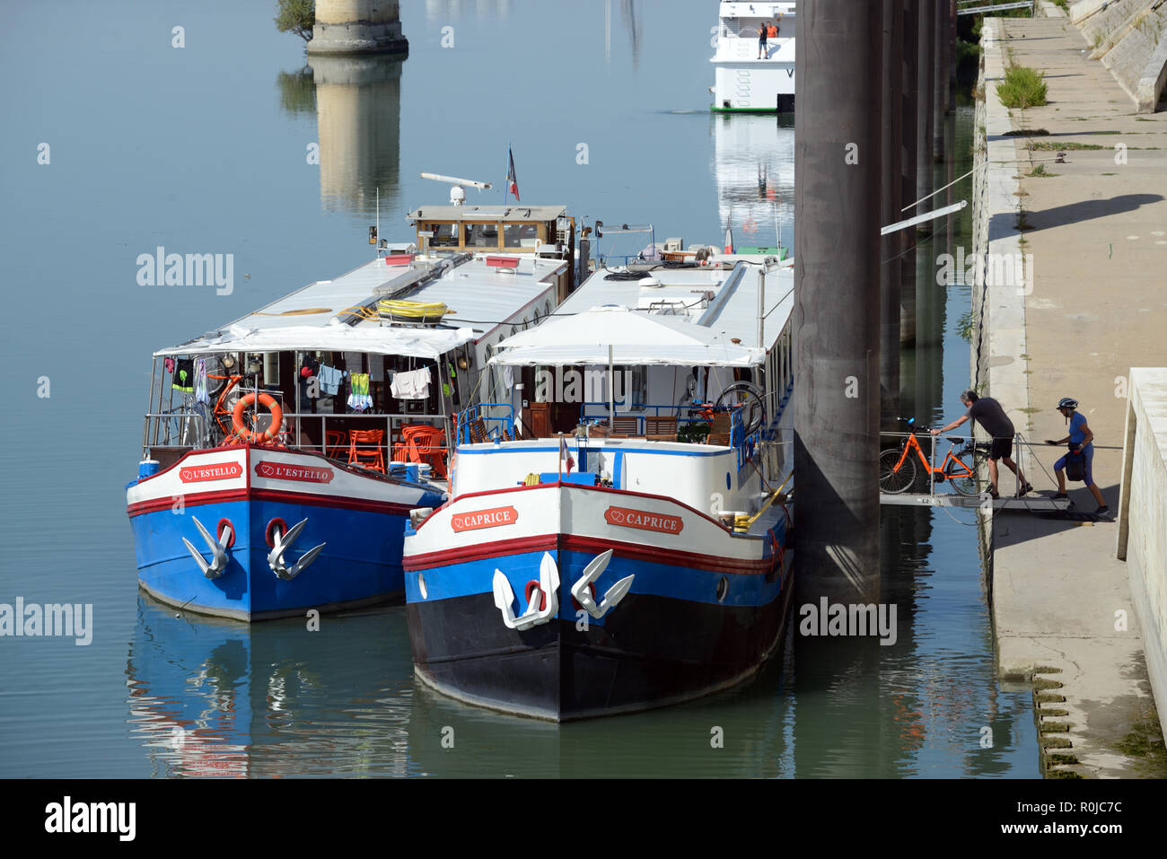 Couple de remblayage sur les bateaux de croisière ou des chalands amarrés sur le quai ou à bord du Rhône à Arles Provence France Banque D'Images