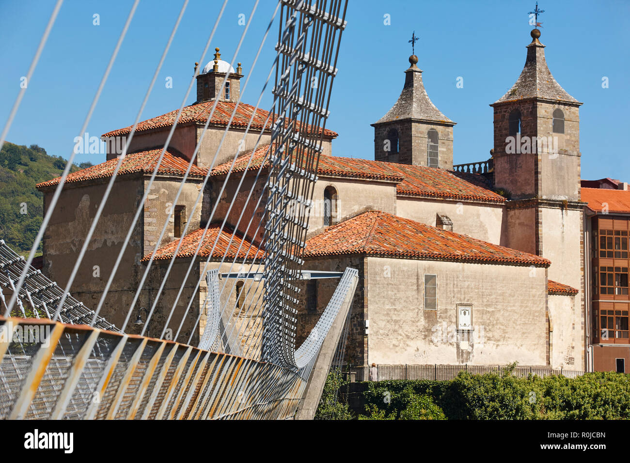 L'église baroque avec pont moderne. Cangas del Narcea, Asturias. Espagne Banque D'Images