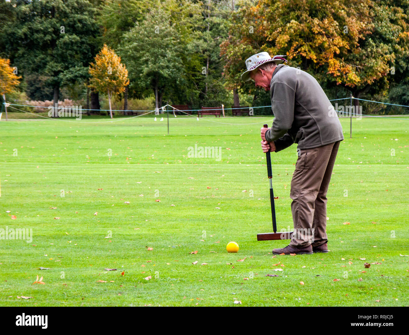 Jouer au croquet, Bakewell Recreation Ground, Bakewell, Derbyshire Banque D'Images