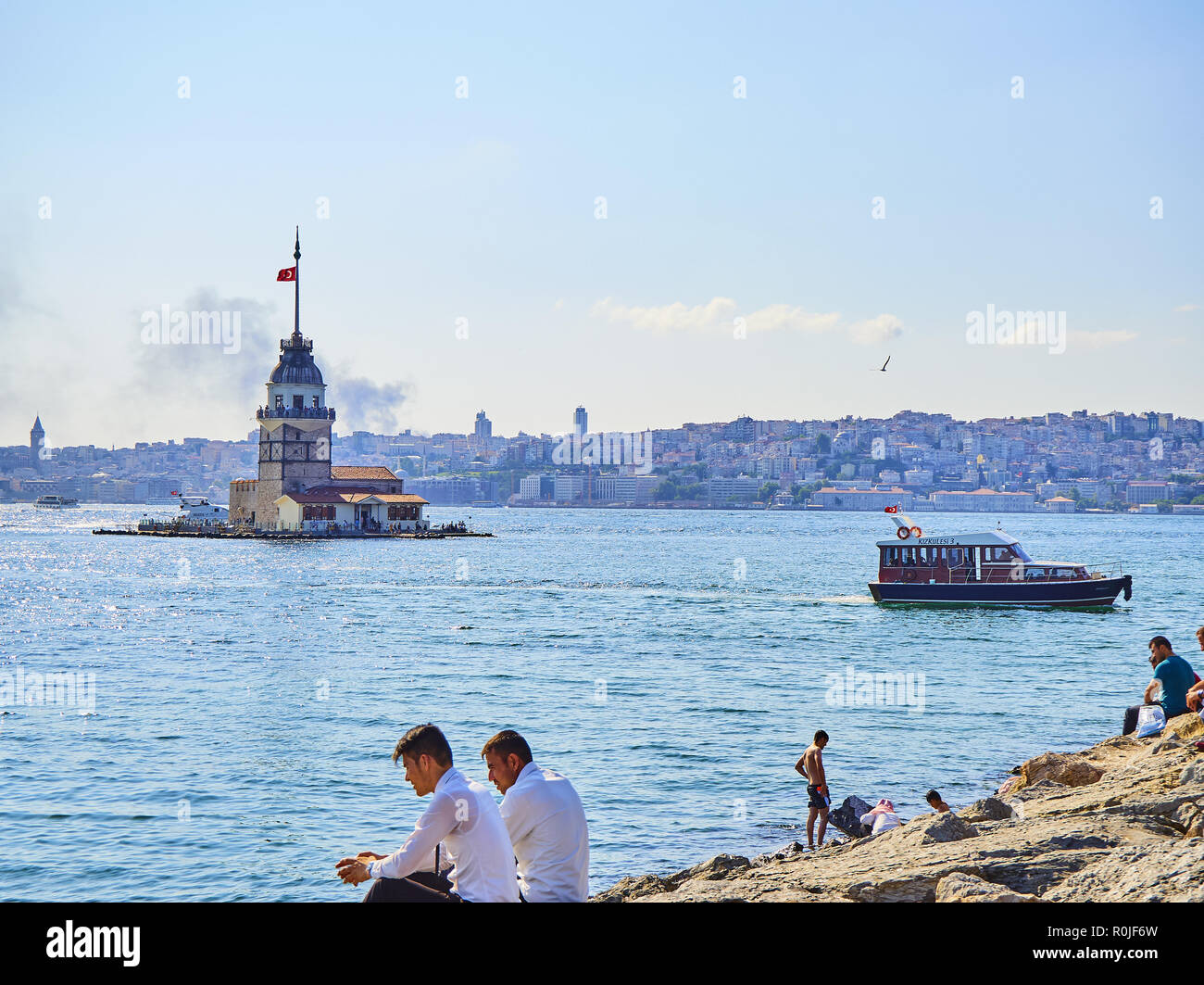 La tour de la jeune fille au Bosphore, avec le quartier de Karakoy skyline en arrière-plan. Istanbul, Turquie. Banque D'Images