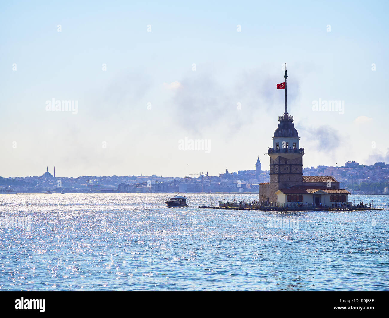 Istanbul, Turquie - 9 juillet 2018. La tour de la jeune fille au Bosphore, avec le quartier de Karakoy et Eminönü skyline en arrière-plan. Istanbul, T Banque D'Images