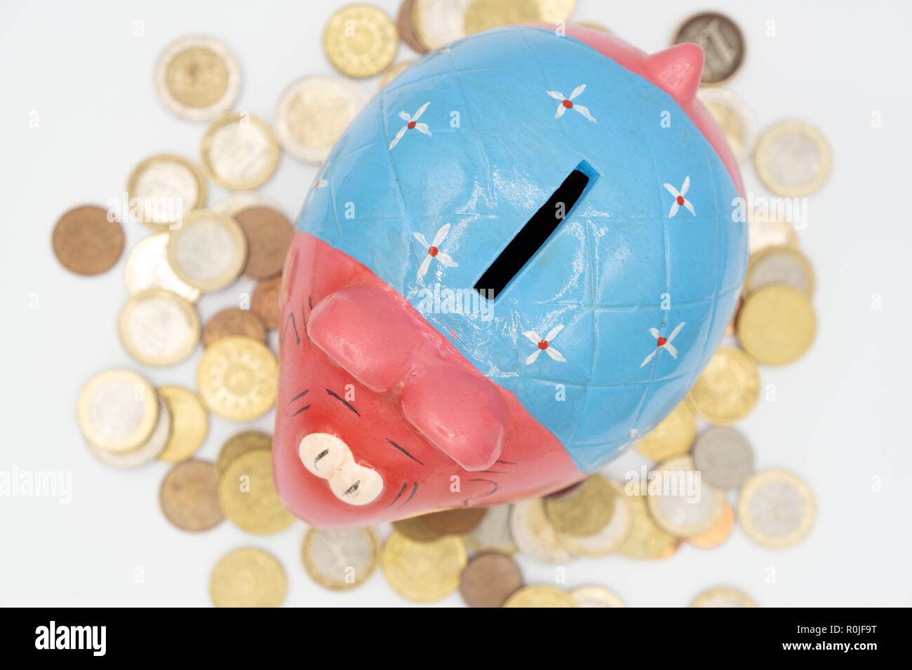 Mignon coloré tirelire éléphant en céramique découper isolé sur fond blanc Banque D'Images