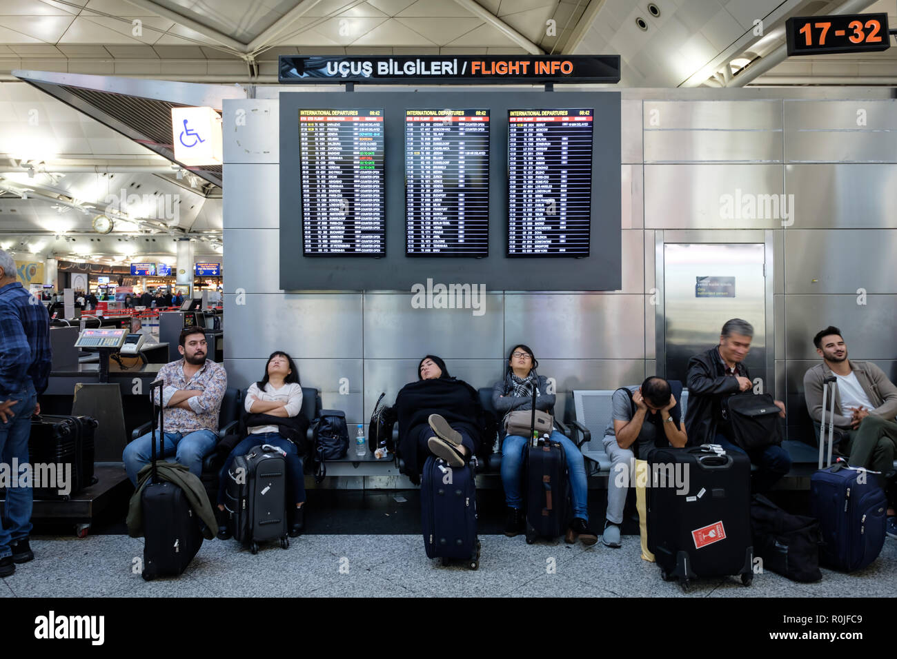 Les passagers de dormir à l'aéroport Atatürk d'Istanbul lors de l'attente de leurs vols, Turquie Banque D'Images