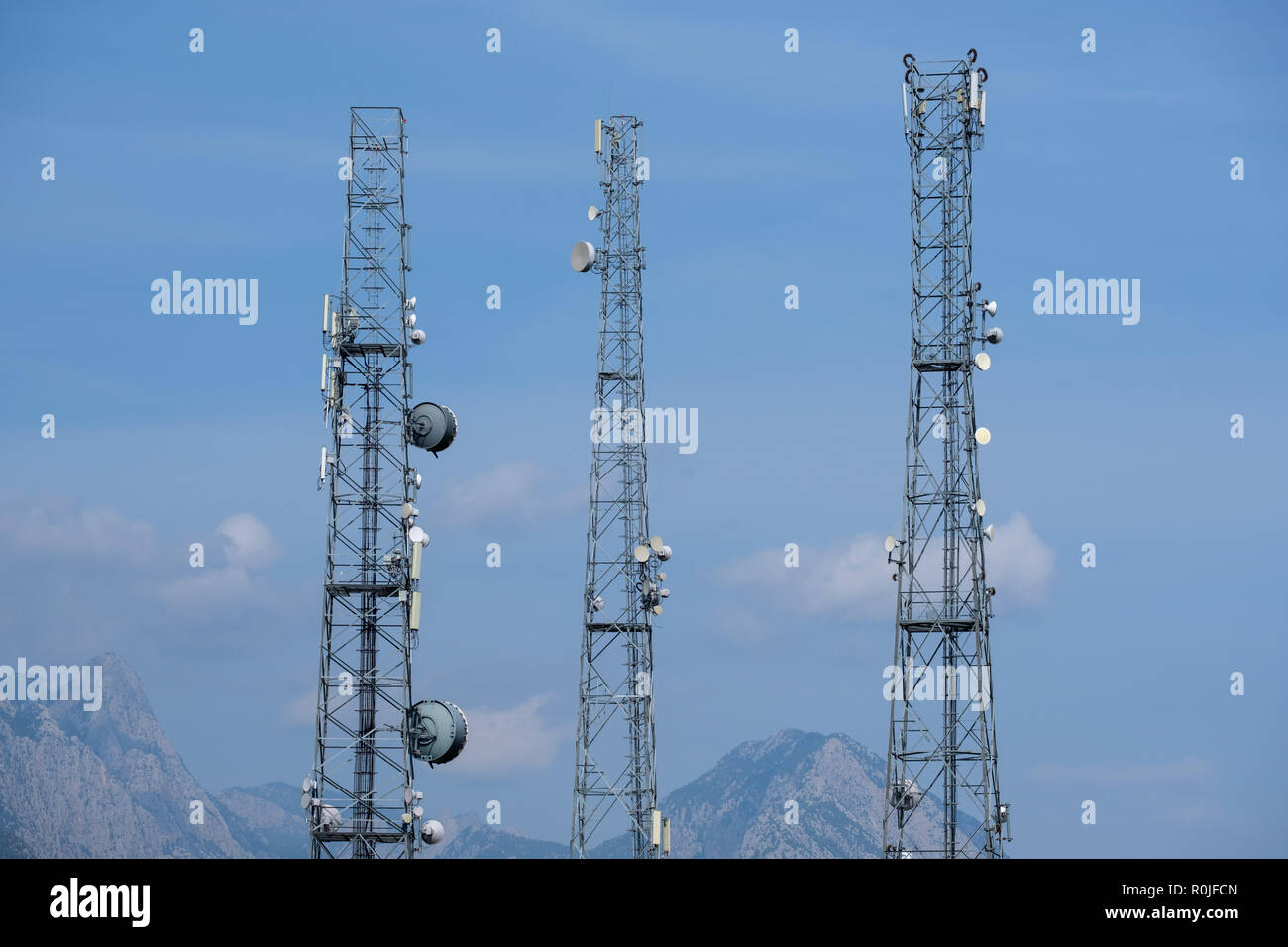 Les pylônes d'antenne radio et télévision pour les télécommunications Banque D'Images