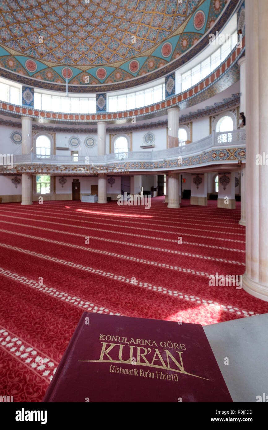 Coran livre saint à l'intérieur de la mosquée islamique Cami Huzur à Kemer, Antalya province, Turkey Banque D'Images