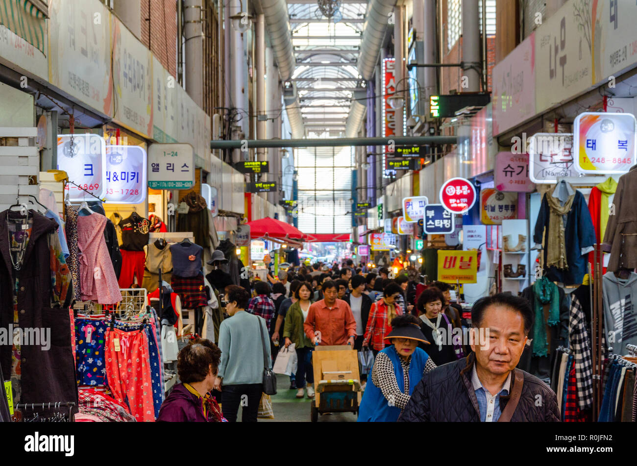 Rue animée scène de marché à Busan (Corée du Sud). Rue est pleine ou touristiques et les populations locales, shopping. Banque D'Images